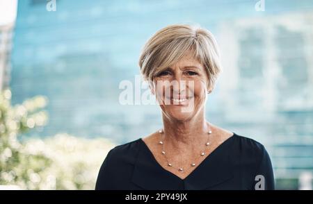 Ich bringe meine Marke in die große Stadt. Porträt einer selbstbewussten, reifen Geschäftsfrau vor städtischem Hintergrund. Stockfoto