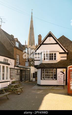 Eine malerische Straße in Evesham, Worcestershire, mit Walker Hall, einem Gebäude mit Holzrahmen aus dem Jahr 16C, Teestuben, einem Antiquitätenladen und einer alten roten Telefonzelle. Stockfoto