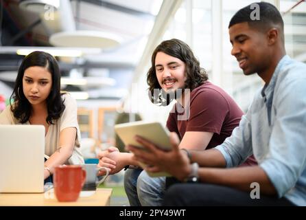 Das sind die Entwürfe des letzten Projekts. Zwei Geschäftsleute, die ein digitales Tablet zusammen in einem Büro verwenden. Stockfoto