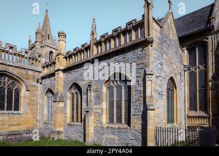 St.-Lorenz-Kirche, Evesham. Die Kirche, die heute überflüssig ist, steht in der Nähe der Allerheiligen Kirche und des Glockenturms der ehemaligen Evesham Abbey. Stockfoto