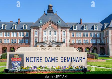 NEW ORLEANS, LA, USA - 1. MAI 2023: Schild und Hauptgebäude des Notre Dame Seminary in Uptown New Orleans Stockfoto