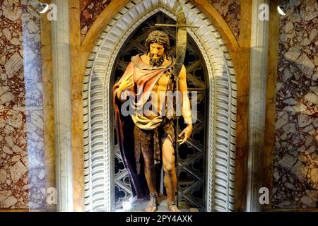 Statue des Heiligen Johannes des Täufers in der Basilika des Heiligen Johannes Lateran (San Giovanni in Laterano) in Rom, Italien Stockfoto