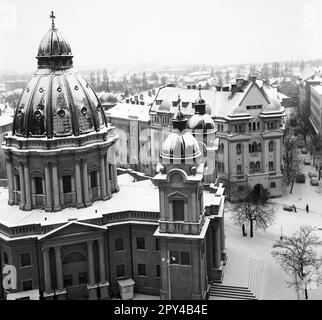 Târgu Mureș, Rumänien, ca. 1976. Blick auf die Verkündigungskirche (geboren 1936) und die Arbeitsaufsichtsbehörde. Stockfoto