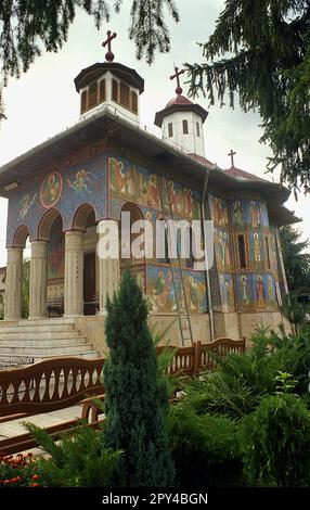 Timis County, Rumänien, ca. 2002. Außenansicht des christlich-orthodoxen Klosters Izvorul lui Miron (geboren 1929). Stockfoto