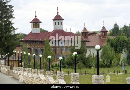 Timis County, Rumänien, ca. 2002. Außenansicht des christlich-orthodoxen Klosters Izvorul lui Miron (geboren 1929). Stockfoto