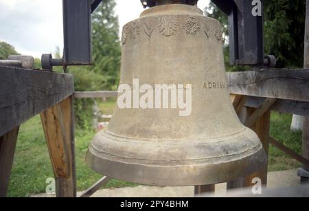 Timis County, Rumänien, ca. 2002. Große Glocke im christlich-orthodoxen Kloster Izvorul lui Miron. Stockfoto