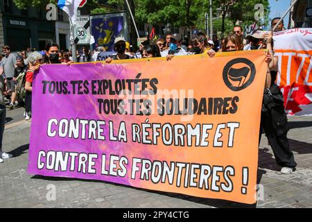 Marseille, Frankreich. 01. Mai 2023. Demonstranten marschieren mit einem Banner während der Demonstration. Gewerkschaften demonstrierten in den Straßen von Marseille, um den Internationalen Arbeitstag zu feiern.die Polizei schätzte für diese Demonstration die Zahl der Demonstranten, die in den Straßen von Marseille marschierten, auf 11.000, während die Gewerkschaften sie auf 130.000 schätzten. Das Innenministerium berichtet von 782.000 Demonstranten auf den Straßen Frankreichs, während die Gewerkschaften mehr als 2,3 Millionen fordern. Kredit: SOPA Images Limited/Alamy Live News Stockfoto