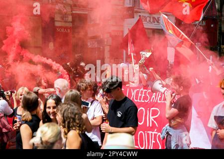 Marseille, Frankreich. 01. Mai 2023. Demonstranten setzen während der Demonstration rote Rauchbomben ab. Gewerkschaften demonstrierten in den Straßen der Innenstadt von Marseille, um den Internationalen Arbeitertag zu feiern. Die Polizei schätzte für diese Demonstration die Zahl der Demonstranten, die in den Straßen von Marseille marschierten, auf 11.000, während die Gewerkschaften sie auf 130.000 schätzten. Das Innenministerium berichtet von 782.000 Demonstranten auf den Straßen Frankreichs, während die Gewerkschaften mehr als 2,3 Millionen fordern. (Foto: Denis Thaust/SOPA Images/Sipa USA) Guthaben: SIPA USA/Alamy Live News Stockfoto