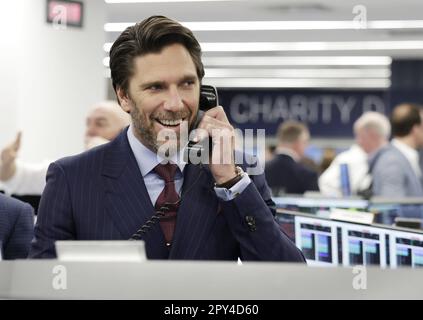 New York, Usa. 02. Mai 2023. Der ehemalige New York Rangers Torwart Henrik Lundqvist spricht am 2. Mai 2023 bei der BTIG Commissions for Charity Day 2023 in New York City mit einem Kunden. Foto: John Angelillo/UPI Credit: UPI/Alamy Live News Stockfoto