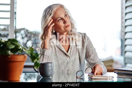 Ich befürchte, dass das nicht funktioniert. Eine attraktive ältere Geschäftsfrau, die aufmerksam aussieht, während sie von zu Hause aus arbeitet. Stockfoto