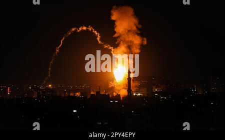 Gaza, Palästina. 02. Mai 2023. Der Rauch steigt über den Gebäuden in der palästinensischen Enklave in Gaza-Stadt auf. Das israelische Militär handelte am 2. Mai 2023 mit militanten Gaza-Kämpfern in einem Gewaltausbruch nach dem Tod eines palästinensischen Gefangenen im Hungerstreik in israelischer Haft. Kredit: SOPA Images Limited/Alamy Live News Stockfoto