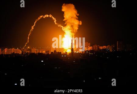 Gaza, Palästina. 02. Mai 2023. Der Rauch steigt über den Gebäuden in der palästinensischen Enklave in Gaza-Stadt auf. Das israelische Militär handelte am 2. Mai 2023 mit militanten Gaza-Kämpfern in einem Gewaltausbruch nach dem Tod eines palästinensischen Gefangenen im Hungerstreik in israelischer Haft. Kredit: SOPA Images Limited/Alamy Live News Stockfoto