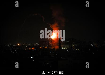 Gaza, Palästina. 02. Mai 2023. Der Rauch steigt über den Gebäuden in der palästinensischen Enklave in Gaza-Stadt auf. Das israelische Militär handelte am 2. Mai 2023 mit militanten Gaza-Kämpfern in einem Gewaltausbruch nach dem Tod eines palästinensischen Gefangenen im Hungerstreik in israelischer Haft. Kredit: SOPA Images Limited/Alamy Live News Stockfoto