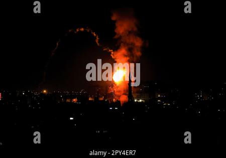 Gaza, Palästina. 02. Mai 2023. Der Rauch steigt über den Gebäuden in der palästinensischen Enklave in Gaza-Stadt auf. Das israelische Militär handelte am 2. Mai 2023 mit militanten Gaza-Kämpfern in einem Gewaltausbruch nach dem Tod eines palästinensischen Gefangenen im Hungerstreik in israelischer Haft. Kredit: SOPA Images Limited/Alamy Live News Stockfoto