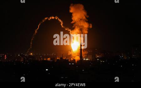 Gaza, Palästina. 02. Mai 2023. Der Rauch steigt über den Gebäuden in der palästinensischen Enklave in Gaza-Stadt auf. Das israelische Militär handelte am 2. Mai 2023 mit militanten Gaza-Kämpfern in einem Gewaltausbruch nach dem Tod eines palästinensischen Gefangenen im Hungerstreik in israelischer Haft. (Foto: Nidal Alwaheidi/SOPA Images/Sipa USA) Guthaben: SIPA USA/Alamy Live News Stockfoto