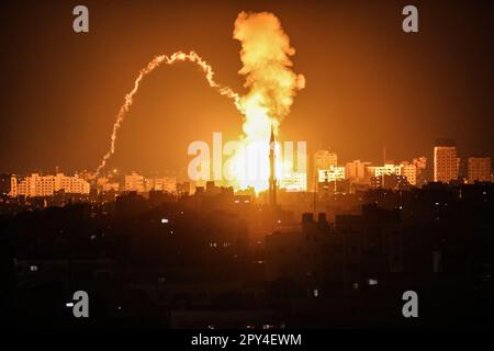 Gaza, Palästina. 02. Mai 2023. Der Rauch steigt über den Gebäuden in der palästinensischen Enklave in Gaza-Stadt auf. Das israelische Militär handelte am 2. Mai 2023 mit militanten Gaza-Kämpfern in einem Gewaltausbruch nach dem Tod eines palästinensischen Gefangenen im Hungerstreik in israelischer Haft. (Foto: Nidal Alwaheidi/SOPA Images/Sipa USA) Guthaben: SIPA USA/Alamy Live News Stockfoto