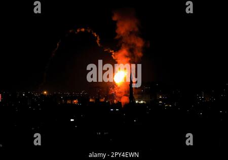 Gaza, Palästina. 02. Mai 2023. Der Rauch steigt über den Gebäuden in der palästinensischen Enklave in Gaza-Stadt auf. Das israelische Militär handelte am 2. Mai 2023 mit militanten Gaza-Kämpfern in einem Gewaltausbruch nach dem Tod eines palästinensischen Gefangenen im Hungerstreik in israelischer Haft. (Foto: Nidal Alwaheidi/SOPA Images/Sipa USA) Guthaben: SIPA USA/Alamy Live News Stockfoto