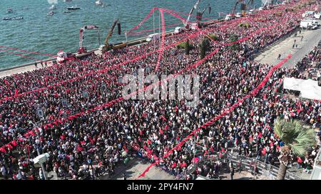 30. April 2023, Izmir, Türkei, Türkei: Die Nationalallianz veranstaltete eine Kundgebung auf dem Gundogdu-Platz in Izmir. Präsidentschaftskandidat und Vorsitzender der KHP Kemal K?l?cdaroglu, IYI-Parteivorsitzender Meral Aksener, DEVA-Parteivorsitzender Ali Babacan, Felicity-Parteivorsitzender Temel Karamollaoglu, künftiger Parteivorsitzender Ahmet Davutoglu, Demokratischer Parteivorsitzender Gultekin Uysal und Ankara Metropolitan Municipality Mayor Mansur Yavogas, Stadtverwaltung Istanbul, Stadtverwaltung Ekrem und Ekrem Ich hielt eine Rede bei der Kundgebung. Am 14. Mai werden in der Türkei Präsidentschafts- und Parlamentswahlen stattfinden. (Kreditbild: © Idil Tof Stockfoto