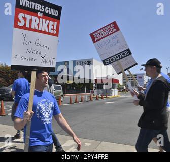 Los Angeles, Usa. 02. Mai 2023. Zum ersten Mal seit 15 Jahren gehen Schriftsteller der Unterhaltungsbranche bei Paramount CBS und zahlreichen anderen Studios vor Streikkposten, während ihre Vereinigung mit Hollywood-Studios wegen einer Vielzahl von Arbeitsfragen, insbesondere Resten für Streaming-Inhalte, in einer Sackgasse blieb. personalstand in Schreibräumen und Einsatz künstlicher Intelligenz in Los Angeles am Dienstag, den 5. Mai 2023. Foto: Jim Ruymen/UPI Credit: UPI/Alamy Live News Stockfoto