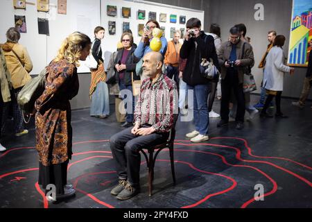 Odessa, Ukraine. 02. Mai 2023. Sergey Anufriev (sitzend) spricht auf einer Ausstellung im Odessa Museum of Western and Eastern Art mit einem Fan. Ausstellung von Sergei Anufriev im Odessa Museum of Western and Eastern Art. Nach Wikipedia: Sergey Anufriev ist ein ukrainischer und russischer Künstler und Denker, bekannt als einer der Gründer der Medical Hermeneutics Inspection Group und Co-Autor des Buches Mythogenic Love of Castes. Repräsentant des Moskauer Konzeptualismus. Kredit: SOPA Images Limited/Alamy Live News Stockfoto