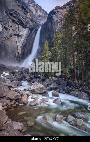 Landschaft des unteren Yosemite-Wasserfalls mit stromabwärts gelegenen Kaskaden ab dem 26. April 2022 Stockfoto