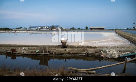 Ban Laem, Thailand. 25. April 2023. Allgemeine Ansicht des Salzfeldes, das für die Ernte bereit ist. Der Bezirk Ban Laem in der Provinz Petchaburi hat eine der größten Salzproduktionsindustrien Thailands, wo die Menschen noch immer hart arbeiten, da dort Landwirtschaft seit Jahrhunderten eine Lebensart ist, die Weisheit, Wissenstransfer aus Erfahrung, Beobachtung und Abhängigkeit von der Natur demonstriert. Kredit: SOPA Images Limited/Alamy Live News Stockfoto