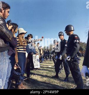 USA: Ein Anti-Vietnam-Kriegsprotester bietet einem Militärpolizisten, Pentagon, Arlington, Virginia, 21. Oktober 1967, eine Blume an. Foto von S. Sergeant Albert R. Simpson. Der zweite Indochina-Krieg, in Amerika als Vietnam-Krieg bekannt, war ein Militärkonflikt aus der Zeit des Kalten Krieges, der sich in Vietnam, Laos und Kambodscha vom 1. November 1955 bis zum Fall Saigons am 30. April 1975 ereignete. Dieser Krieg folgte dem ersten Indochina-Krieg und wurde zwischen Nordvietnam, unterstützt von seinen kommunistischen Verbündeten, und der Regierung Südvietnams, unterstützt von den USA und anderen antikommunistischen Nationen, geführt. Stockfoto