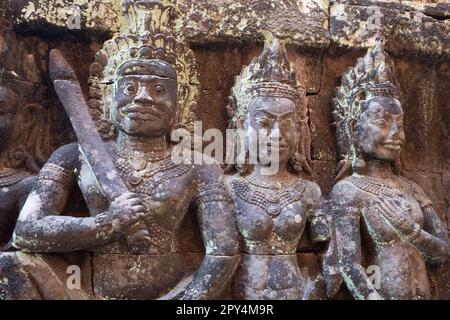 Kambodscha: Herrscher und Gefährten auf einem inneren Flachrelief der Terrasse des Aussätzigen Königs, Angkor Thom. Die Terrasse des Leprakönigs wurde während der Regierungszeit von König Jayavarman VII. Gebaut Angkor Thom, was ‘die große Stadt’ bedeutet, liegt eine Meile nördlich von Angkor Wat. Es wurde im späten 12. Jahrhundert von König Jayavarman VII. Erbaut und umfasst eine Fläche von 9 km², in denen sich mehrere Denkmäler aus früheren Epochen sowie die von Jayavarman und seinen Nachfolgern. Es wird angenommen, dass es eine Bevölkerung von 80,000-150,000 Menschen erhalten haben. Stockfoto