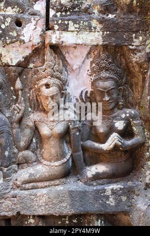 Kambodscha: Königliche Konsortien auf einem inneren Bas-Relief der Terrasse des aussätzigen Königs, Angkor Thom. Die Terrasse des Aussätzigen Königs wurde während der Herrschaft von König Jayavarman VII. Erbaut Angkor Thom, was „die große Stadt“ bedeutet, liegt eine Meile nördlich von Angkor Wat. Es wurde im späten 12. Jahrhundert von König Jayavarman VII erbaut und umfasst eine Fläche von 9 km², in der sich mehrere Denkmäler aus früheren Epochen sowie die von Jayavarman und seinen Nachfolgern errichteten befinden. Es wird angenommen, dass es eine Bevölkerung von 80.000 bis 150.000 Menschen erhalten hat. Stockfoto