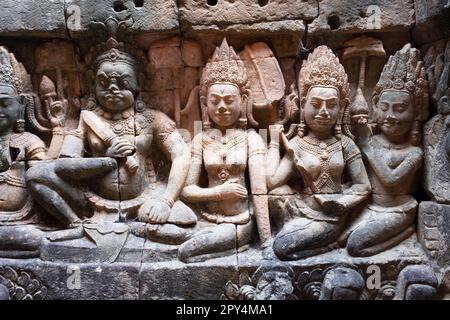 Kambodscha: Herrscher und Gefährten auf einem inneren Flachrelief der Terrasse des Aussätzigen Königs, Angkor Thom. Die Terrasse des Leprakönigs wurde während der Regierungszeit von König Jayavarman VII. Gebaut Angkor Thom, was ‘die große Stadt’ bedeutet, liegt eine Meile nördlich von Angkor Wat. Es wurde im späten 12. Jahrhundert von König Jayavarman VII. Erbaut und umfasst eine Fläche von 9 km², in denen sich mehrere Denkmäler aus früheren Epochen sowie die von Jayavarman und seinen Nachfolgern. Es wird angenommen, dass es eine Bevölkerung von 80,000-150,000 Menschen erhalten haben. Stockfoto