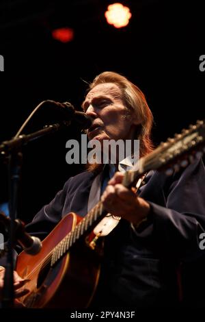 Gordon Lightfoot tritt 2015 mit einer Akustikgitarre auf einer Freiluftbühne beim Greenbelt Harvest Picnic auf der Bühne auf Stockfoto