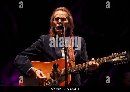 Gordon Lightfoot tritt 2015 mit einer Akustikgitarre auf einer Freiluftbühne beim Greenbelt Harvest Picnic auf der Bühne auf Stockfoto