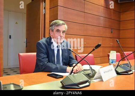 Der ehemalige Premierminister Francois Fillon nimmt an einer Anhörung vor einem parlamentarischen Untersuchungsausschuss Teil, bei der es um Verbindungen zu Moskau und seine Anwesenheit in zwei Vorständen von russischen multinationalen Unternehmen ging, und zwar am 2. Mai 2023 in der französischen Nationalversammlung in Paris, Frankreich. Der ehemalige rechte Kandidat für die Präsidentschaftswahlen 2017 erschien am 2. Mai vor einer untersuchungskommission, die von der sehr rigorosen RAssembly National (RN)-Gruppe initiiert wurde und sich auf "politische, wirtschaftliche und finanzielle Einflussnahme ausländischer Mächte" konzentrierte. Foto: Tomas Stevens/ABACAPRESS.COM Stockfoto
