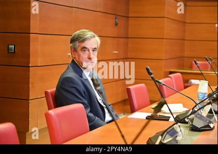 Der ehemalige Premierminister Francois Fillon nimmt an einer Anhörung vor einem parlamentarischen Untersuchungsausschuss Teil, bei der es um Verbindungen zu Moskau und seine Anwesenheit in zwei Vorständen von russischen multinationalen Unternehmen ging, und zwar am 2. Mai 2023 in der französischen Nationalversammlung in Paris, Frankreich. Der ehemalige rechte Kandidat für die Präsidentschaftswahlen 2017 erschien am 2. Mai vor einer untersuchungskommission, die von der sehr rigorosen RAssembly National (RN)-Gruppe initiiert wurde und sich auf "politische, wirtschaftliche und finanzielle Einflussnahme ausländischer Mächte" konzentrierte. Foto: Tomas Stevens/ABACAPRESS.COM Stockfoto