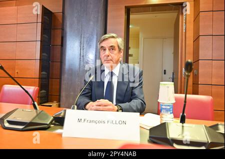 Der ehemalige Premierminister Francois Fillon nimmt an einer Anhörung vor einem parlamentarischen Untersuchungsausschuss Teil, bei der es um Verbindungen zu Moskau und seine Anwesenheit in zwei Vorständen von russischen multinationalen Unternehmen ging, und zwar am 2. Mai 2023 in der französischen Nationalversammlung in Paris, Frankreich. Der ehemalige rechte Kandidat für die Präsidentschaftswahlen 2017 erschien am 2. Mai vor einer untersuchungskommission, die von der sehr rigorosen RAssembly National (RN)-Gruppe initiiert wurde und sich auf "politische, wirtschaftliche und finanzielle Einflussnahme ausländischer Mächte" konzentrierte. Foto: Tomas Stevens/ABACAPRESS.COM Stockfoto