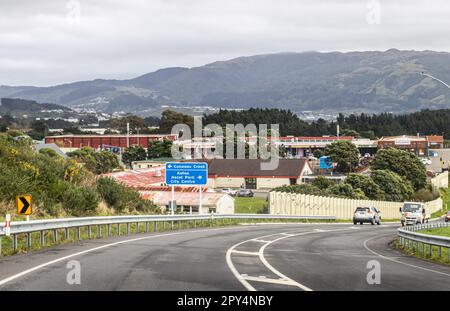 Porirua, Wellington, Neuseeland - 20. April 2023: Blick auf Waitangirua vom Transmission Gully Expressway. Stockfoto