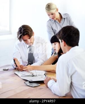 Zusammenarbeit, Schreiben und Ablegen mit einem Business-Team in der Vorstandsetage, Zusammenarbeit an einem Projekt. Teamarbeit, Planung oder Strategie mit Männern und Stockfoto