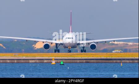 Flugbewegungen am Flughafen Sydney (Kingsford Smith) in Sydney, Australien. Abbildung: Ein Qantas-Jet am Flughafen Sydney an der Botany Bay in Australien. Stockfoto