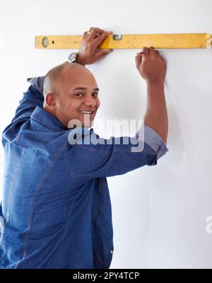 Spirituosenmessgerät, Personenporträt und Bleistiftmaß für Wartung, Heimwerkerbedarf und Reparatur. Aufbau, Bauarbeiter und Auftragnehmer ausrichten Stockfoto