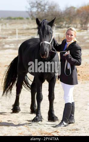 Pferdereiter, Porträt und Frau auf dem Reittrainings- und Wettkampfgelände. Draußen, weibliche Wettkämpferin und Show-Pferde stabil mit einem Mädchen Stockfoto