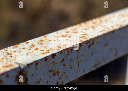 Rost und Korrosion an den Eisengeländern der Brücke.Korrosion von Metallen. Rost auf altem Eisen Stockfoto
