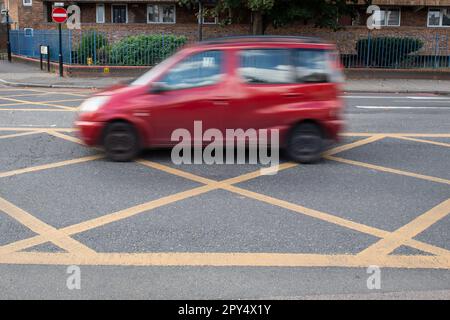 Aktenfoto vom 18. Oktober 08/2020 mit einer allgemeinen Ansicht des Verkehrs, der durch eine gelbe Kreuzung auf der A2 in Süd-London fährt. Fahrer riskieren unfaire Geldstrafen für die Verwendung der meisten „Yellow Box Junctions“, über die die Räte Vollzugsbefugnisse haben wollen, laut einem neuen Bericht. Zu den Problemen mit den Kästen gehören mangelnde Sichtbarkeit und zu große Größe, wie eine vom RAC in Auftrag gegebene Studie ergab. Gelbe Felder werden verwendet, um sicherzustellen, dass der Verkehr reibungslos über stark frequentierte Kreuzungen fließt. Autofahrer sollten sie nicht betreten, es sei denn, ihr Ausgang ist frei oder sie warten darauf, nach rechts zu fahren. Ausgabedatum: Mittwoch, 3. Mai 2023. Stockfoto