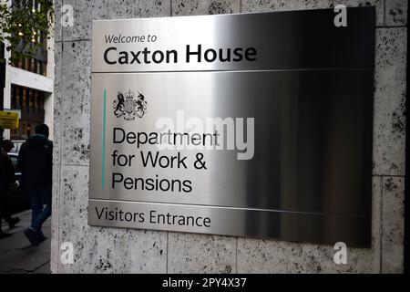 Aktenfoto vom 18. Oktober 12/2014 des Department for Work & Pensions Office in London. Mehr als sieben Millionen Haushalte in Großbritannien werden bis Ende Mittwoch eine Lebenshaltungskostenzahlung von £301 erhalten haben, so das Ministerium für Arbeit und Renten (DWP). Ausgabedatum: Mittwoch, 3. Mai 2023. Stockfoto