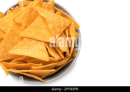 Tortilla-Chips (Nachos) in Schüssel auf weißem Hintergrund, Draufsicht Stockfoto