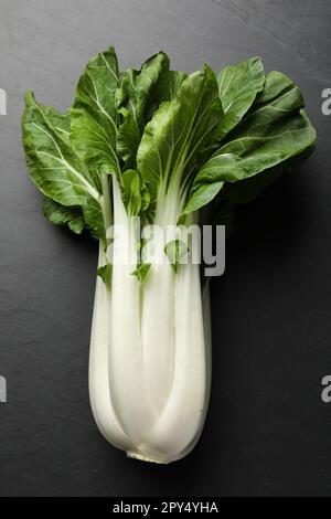 Frischer grüner pak Choy Kohl auf schwarzem Tisch, Draufsicht Stockfoto