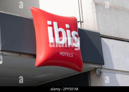 Bordeaux , Aquitaine France - 05 01 2023 : ibis Logo und Markentext Hotelfassade Eingang französische Hotelkette Stockfoto