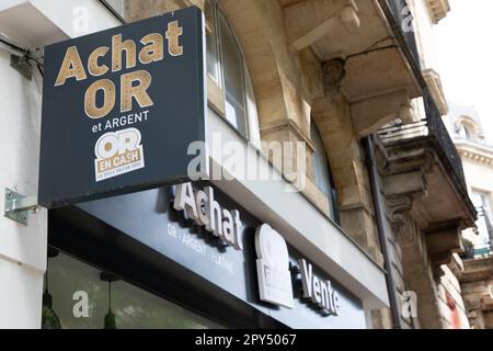 lyon , Aura France - 05 01 2023 : oder en Cash Logo Marke und Zeichen Text Vorderwand Eingang Shop kaufen goldenes französisches Shopgold zu Bargeld Stockfoto