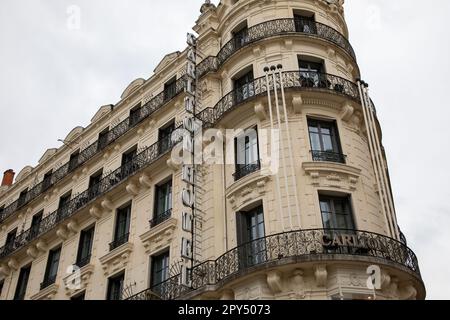 lyon , Aura France - 04 24 2023 : Carlton-Fassade Textschild Hotel und Markenlogo auf der Balkonfassade des Hostels in lyon frankreich Stockfoto