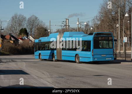 Göteborg, Schweden - Februar 27 2022: Blauer Volvo 7700 CNG-Passagierbus an einer Bushaltestelle. Stockfoto