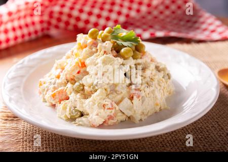 Russischer Salat, auch bekannt als Olivier-Salat. Das Gericht ist in mehreren Ländern sehr beliebt und die Hauptzutaten sind häufig Kartoffeln, Mayonnaise und vegetab Stockfoto